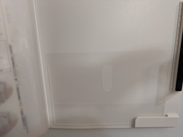 【KING GIM ハルファイル 冷蔵庫にも貼れるファイル】裏表紙のファイル下部にはクリップがついていて、4ページあるファイルがパラパラ広がりません◎