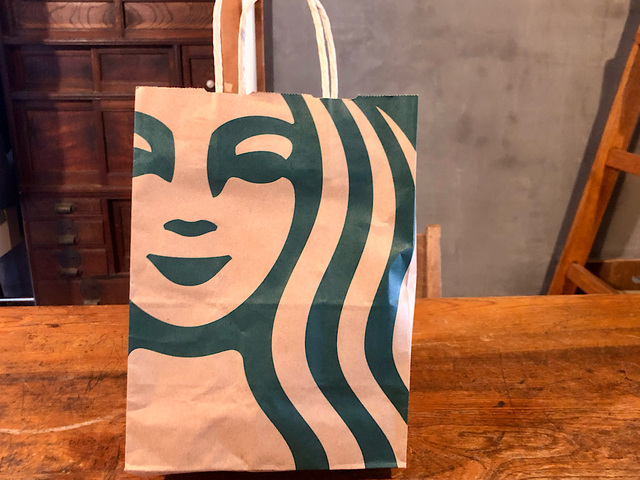 【スターバックス】テイクアウトの場合、追加料金なしで紙袋に商品を入れてくれます