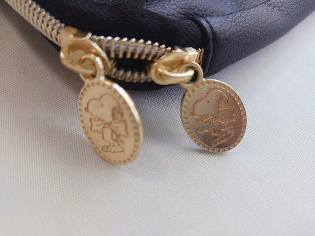 スヌーピーのイラストが型押しされている