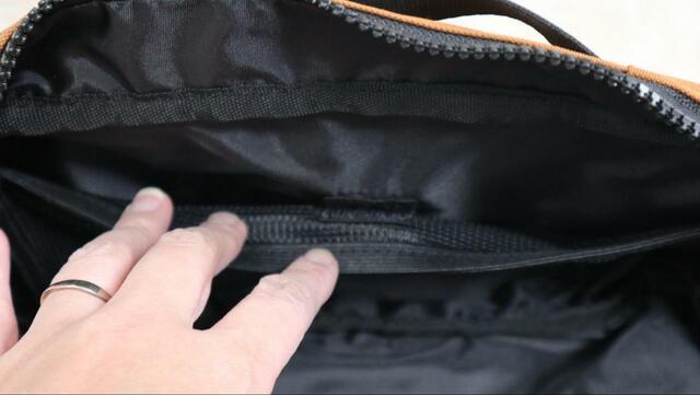 【ワークマン スクエアボディバッグ】内側ポケットはサイズが異なり使い分けもできる