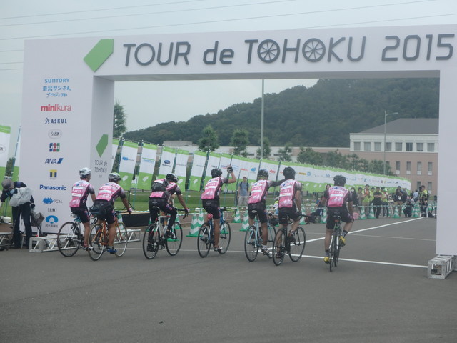 ツール・ド・東北2015／チームで一緒に楽しみゴールする人々も少なくない