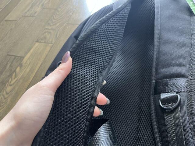 【Honeys　コード付大容量リュック】背面やショルダーベルトはメッシュ素材！夏でも蒸れにくく快適です◎