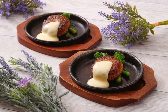 「チーズをのせたハンバーグ」＜期間：2026年4月1日～6月30日＞【【インターコンチネンタル 東京ベイ】握りたて寿司やズワイ蟹、海鮮丼も！北海道の美食を堪能できるランチ＆ディナーブッフェ開催！】