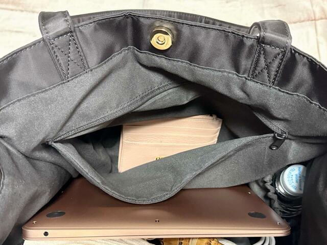 ファスナーポケットにはミニ財布を収納。深さが浅めなので取り出しやすいのが◎
