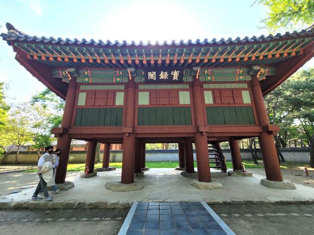 王朝の正史が記録された「朝鮮実録」が保管されていた慶基殿の寶録閣（史庫）