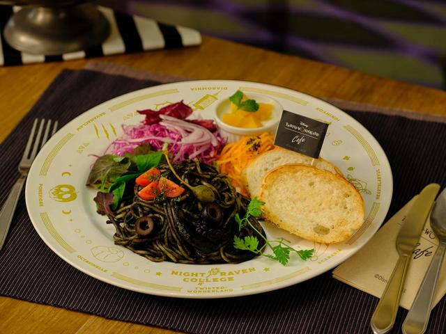 トマトベースのイカ墨パスタ 1,990円/プレート付き 4,290円