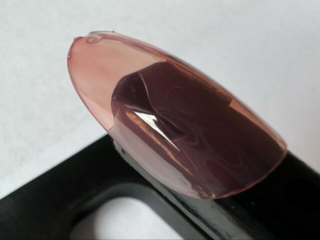 2度塗りはまるでいちごジャムを薄く伸ばしたようなカラーに【&nd by rom&nd グラッシードロップネイル RD01 ラズベリー】