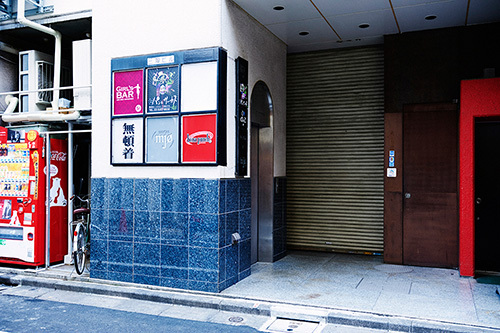 新宿三丁目駅からすぐ近く、三慶ビルの4F