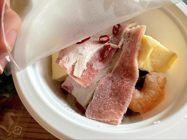 【洋麺屋五右衛門 海老ときのこのよくばりスパゲッティー】大きなバターや、ベーコンがたっぷり入っています