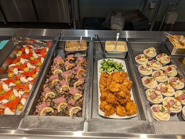 【星野リゾート 1955 東京ベイ】「Cafeteria」のホットデリ・コールドデリ