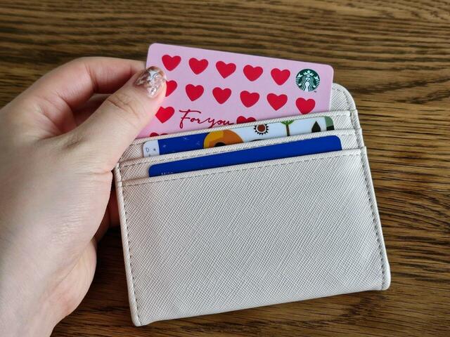 【3COINS　極薄ミニウォレット】裏面にカード収納が3枚分付いています。窮屈さはなくスムーズに出し入れできます◎