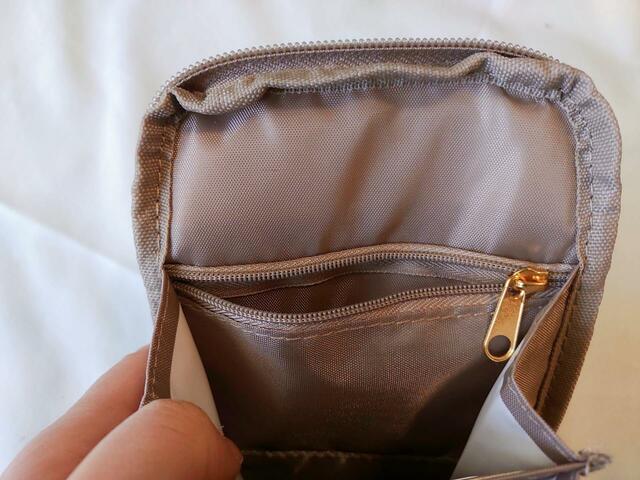 【NATURAL BEAUTY BASIC（ナチュラルビューティーベーシック）ガバッと開くスマホポーチ】コインを入れられるポケットあり