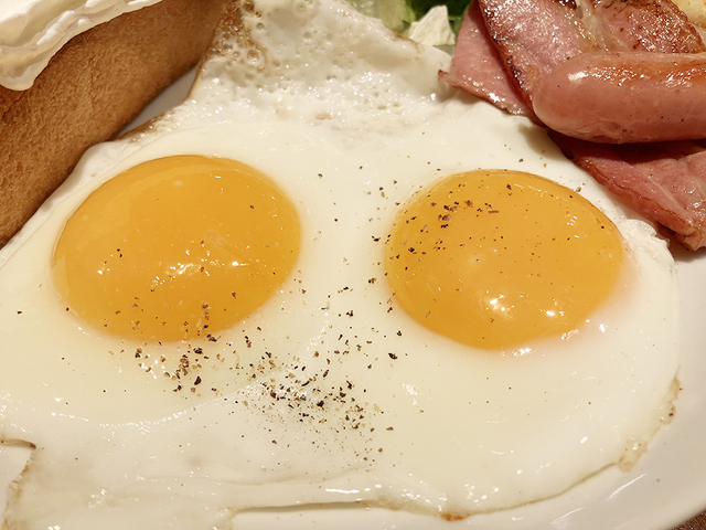 目玉焼きが2個ついてくるのが贅沢。うれしい。