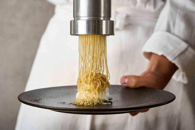 「絞りたて京都産丹波栗のモンブラン」<期間:2025年10月3日~10月31日>【秋の味覚のスイーツ&焼きたてパンケーキでハロウィン気分♪「ハロウィンスイーツバイキング」ホテルグランヴィア京都で開催】