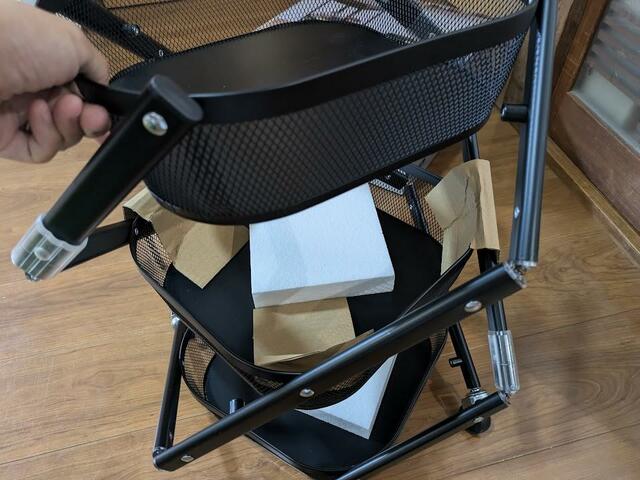 【アイリスオーヤマ マルチワゴン角型 3段】ひねりながら持ち上げ、脚が地面と直角になる位置まで引き上げます