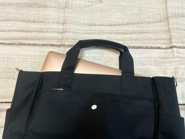 メイン収納には13インチのMacBook Airが収納可能