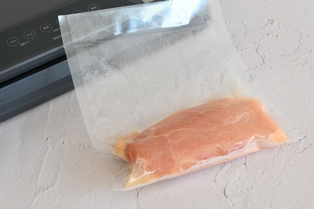 【アイリスオーヤマ・真空パック機】あっという間に真空に！