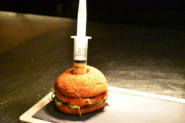 激辛マヨネーズを注射器に入れてグサッ!!