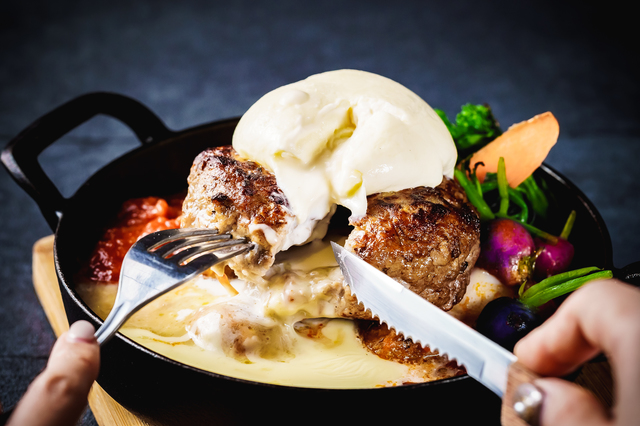 雪どけチーズと春野菜のハンバーググリル