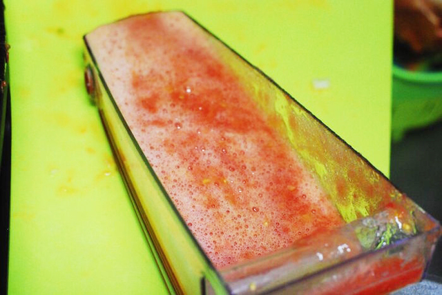 おろし金で擦ったトマトのペースト。瑞々しい色合いに嬉しくなります