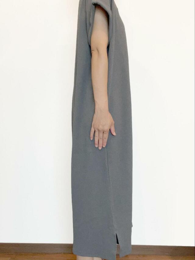 【coca エンボスボートネックワンピース】身長167cm・Lサイズ着用。ゆったりとしたシルエットで身体のラインを拾いにくいのもうれしいポイントです◎