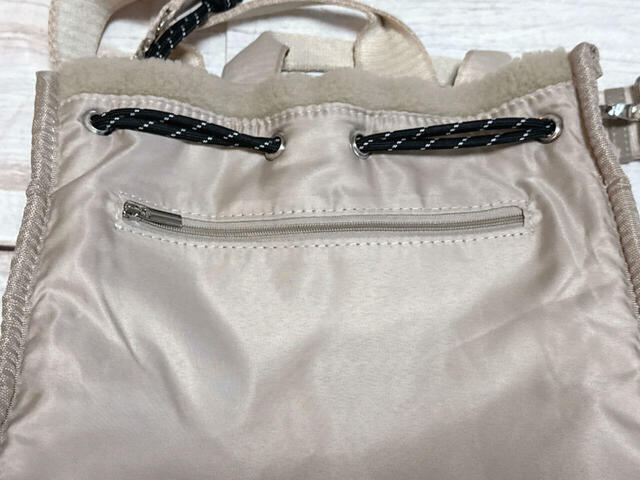 内側の前面側にはファスナーポケットが1つついています