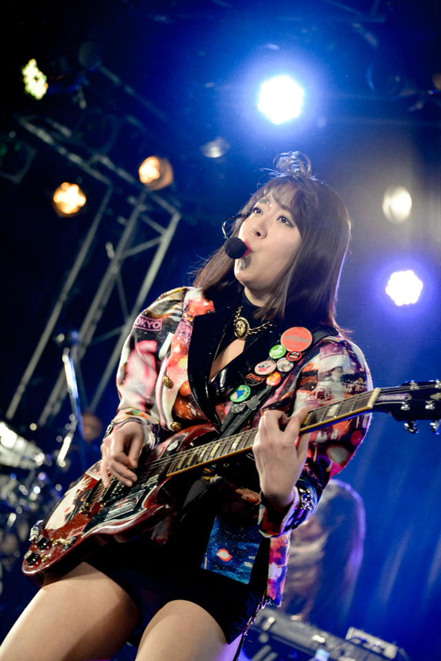 ベッド・イン　中尊寺まい（Vo,G）　撮影・市村岬