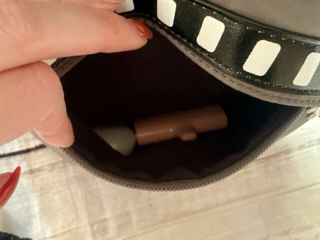 実際にものを入れてみました。よく取り出すイヤホンとモバイルバッテリーはフロントのポケットにイン!