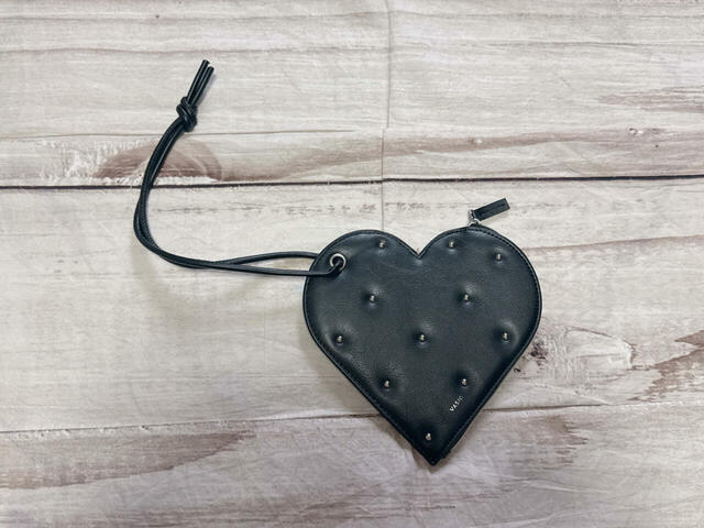 バッグチャームにもなる大人かわいいレザーポーチ