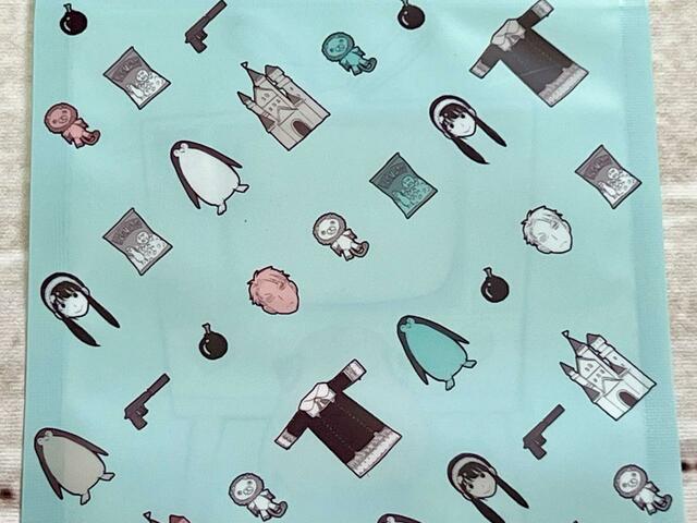 アーニャが大好きなものたちばかりが並んでいる総柄です