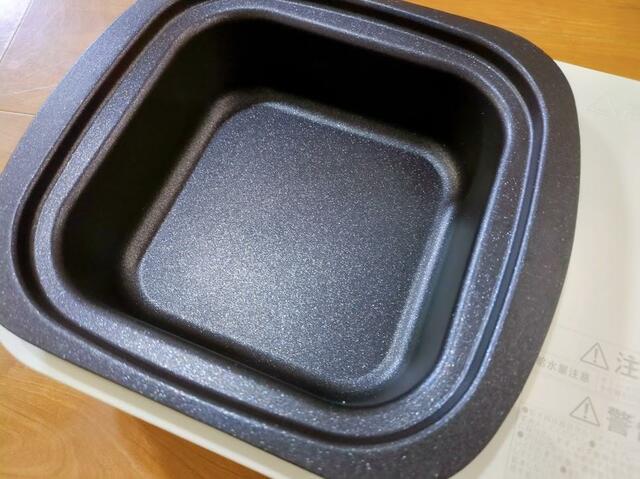 【アイリスオーヤマ 減煙焼肉マルチカセットコンロ】スクエアパンは深さがあるので鍋やすき焼き、焼きそばなどいろいろな料理に使えます♪