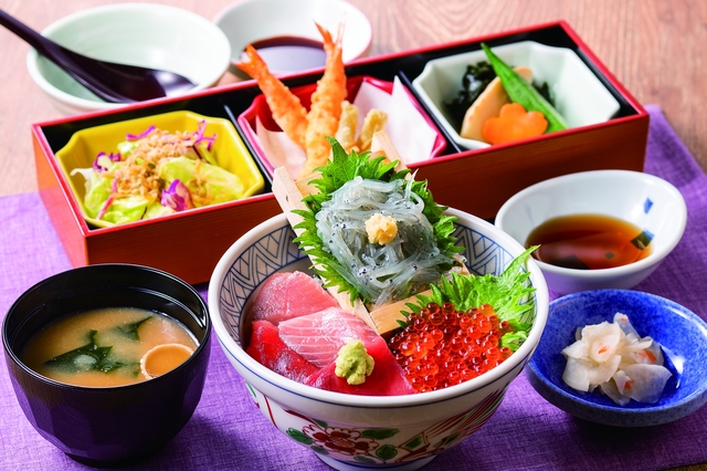 選べる！生しらすの海鮮三色丼膳（南まぐろ＋いくら）