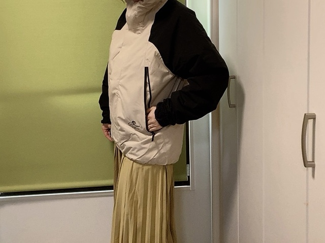 【ワークマン DIALIGHT(ディアライト)ウォームジャケット】タブレットも入っちゃう大きなサイドポケットで、カバンいらず