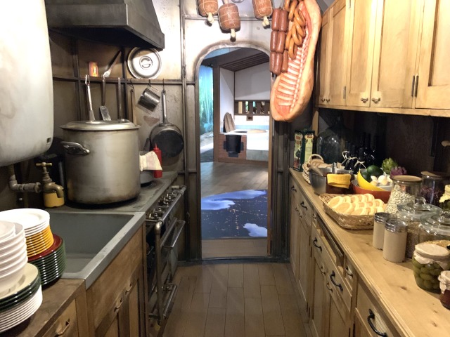 ドーラの飛行船内のキッチン