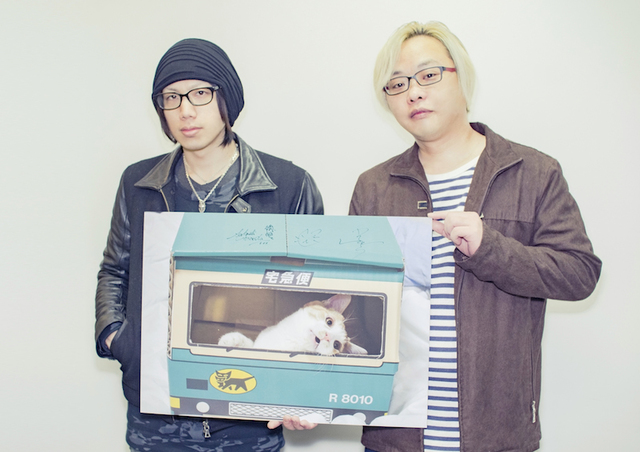 虎徹のサイン入りパネルを持って　撮影：田中真由