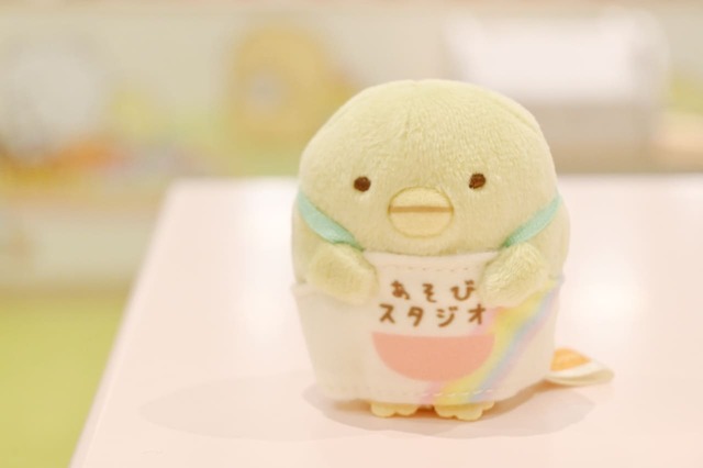 【すみっコぐらしあそびスタジオ「あそびスタジオ限定てのりぬいぐるみ」】あそびスタジオのエプロンをつけたぺんぎん?