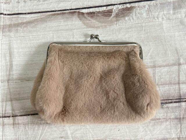 背面は装飾がないシンプルなデザイン