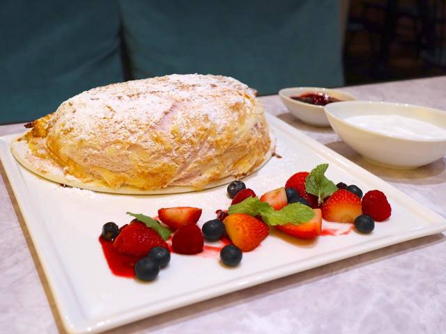 ミックスベリーのプレミアムスフレクレープ 1,580 円(税別)※提供時間:14 時~閉店まで