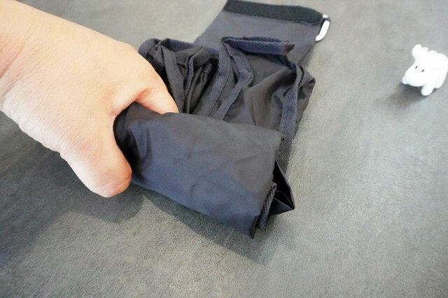 ④くるくる巻いていく【moz（モズ）ショッピングバッグ BLACK】