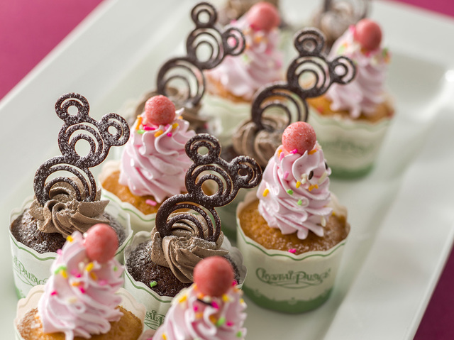 ブッフェ 大人 3,150円、7才~12才のお子様 2,000円、4才~6才のお子様 1,250円|東京ディズニーランド「クリスタルパレス・レストラン」|東京ディズニーリゾート「ディズニー・クリスマス」2019スペシャルメニュー