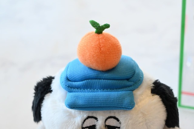 【『SNOOPY'S BROTHER OLAF 鏡餅オラフのぬいぐるみチャーム BOOK』（宝島社）】頭には鏡餅でおなじみの「だいだい」が！