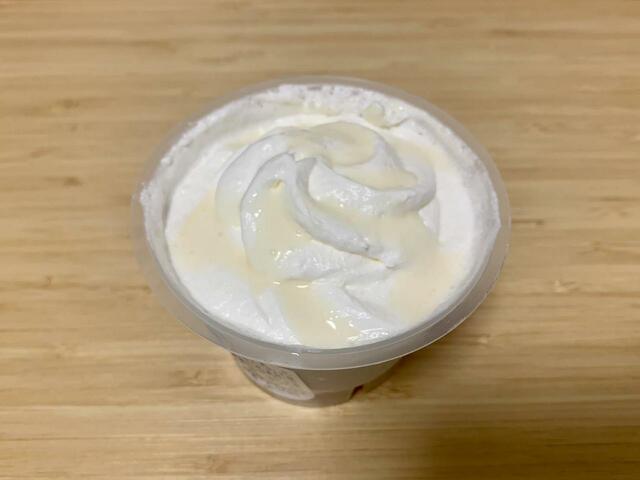 【ファミリーマート 北海道牛乳のミルクプリン】プリンの上にはホイップクリームと練乳ソースがかかっています