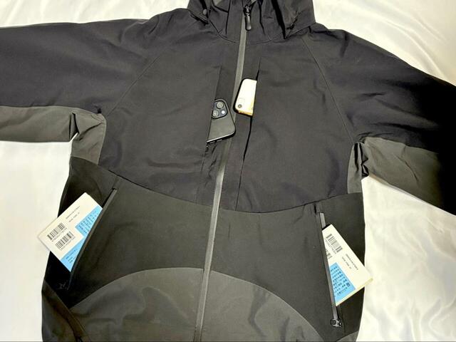 【ワークマン　イナレム(R)ライトウォーム2WAYスタンドカラージャケット】カラーはブラッククレイジー、カーキクレイジー、レッドクレイジーの3展開。ポケットは4か所あり、すべてファスナー付きです