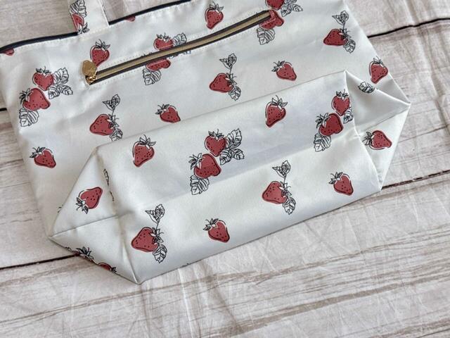 【カルディ いちごバッグ】マチは14.5cmで収納力抜群です！