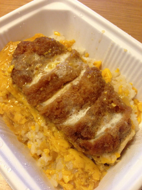 ボリューム満点「厚切りロースカツ丼」（ローソン）