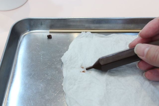 チョコペンの先端をこまめに拭いて！
