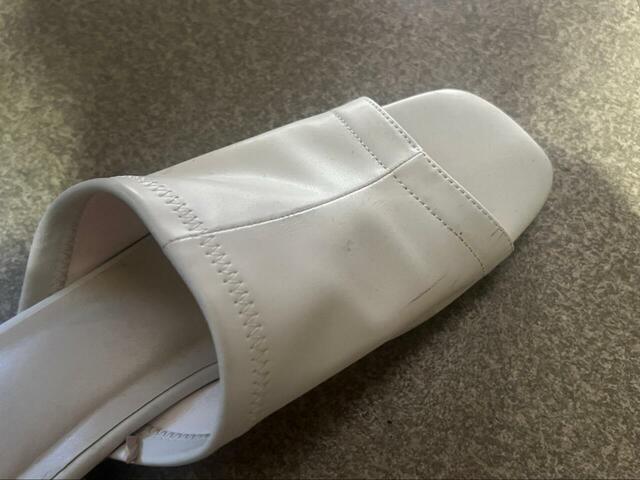 【拭くノ助 スニーカークリーナーシート】（Before）サンダルでも試してみると…