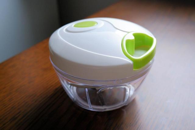 包丁やまな板いらずで、簡単に食材をカットできる「フードチョッパー」。今回はダイソーで購入したものを使用