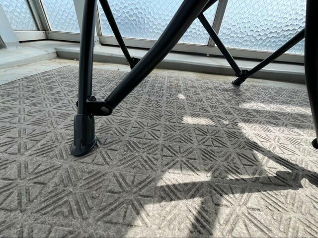 【コールマ　 ヒーリングチェアNX】足部分はしっかりとしたグリップなので、キャンプ地などでも大活躍します！