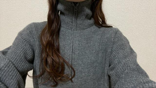 【UNIQLOプレミアムラムハーフジップセーター】ハーフジップを全部閉めると首元が暖かく着れる